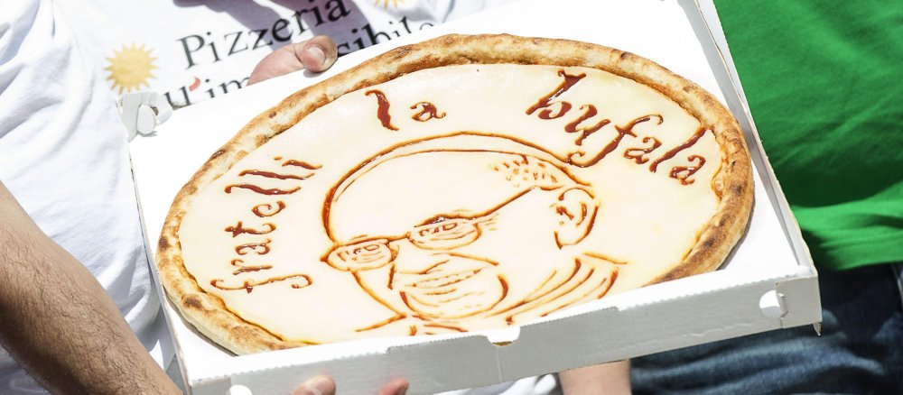 Eine Pizza mit dem Bild des Papstes