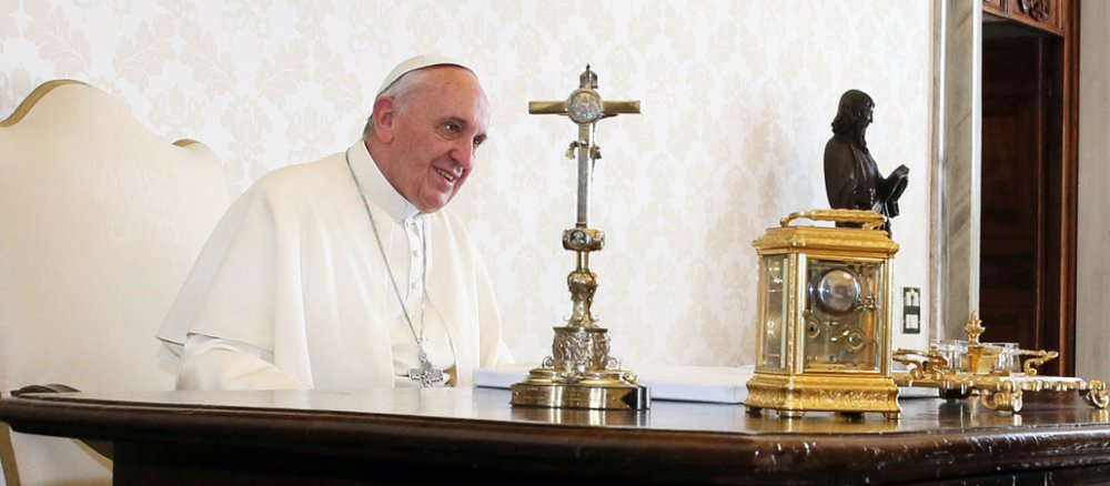 Papst Franziskus sitzt während einer Audienz an seinem Schreibtisch.