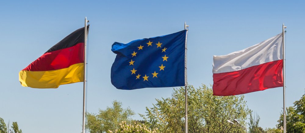 Die Flaggen Deutschlands, Europas und Polens wehen nebeneinander.