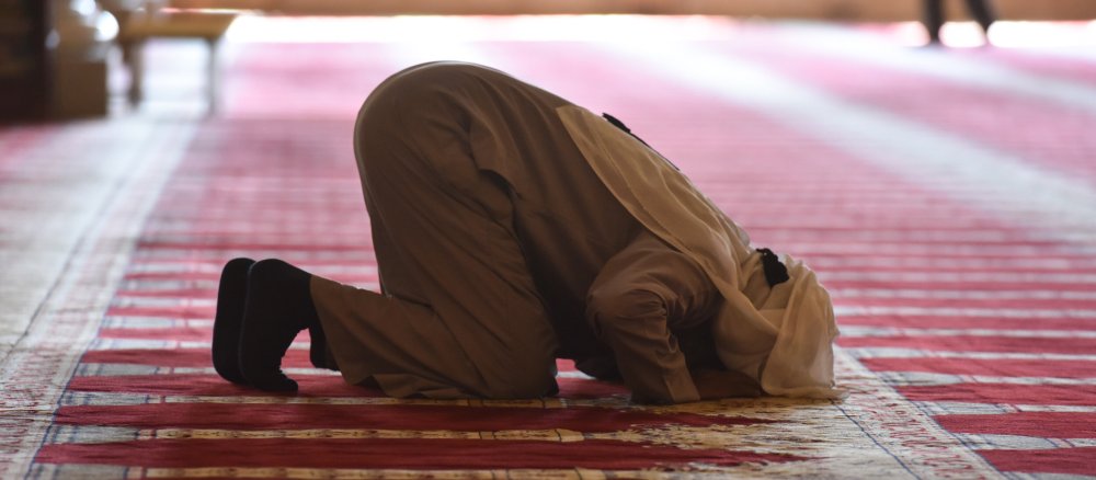 Ein Muslim betet in einer Moschee
