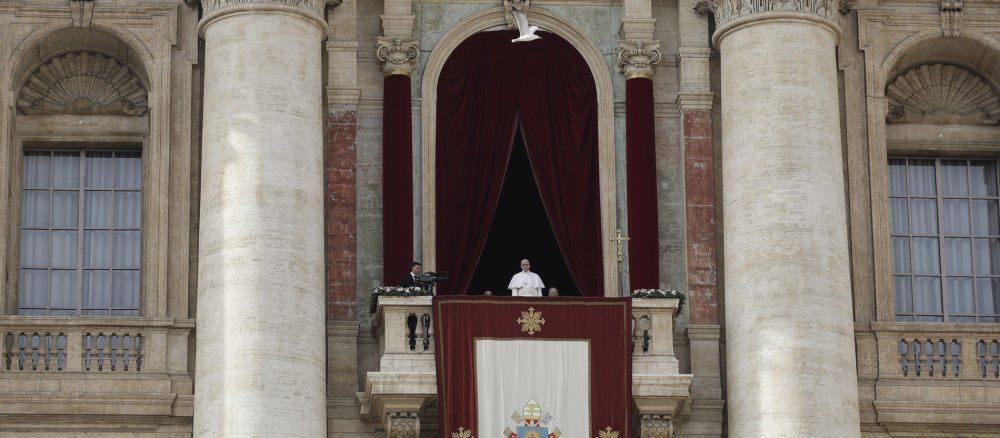 Papst Franziskus auf der Loggia des Petersdoms