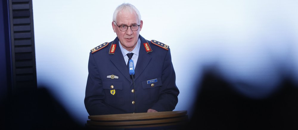 Generalleutnant Ansgar Rieks steht in Uniform an einem Podium
