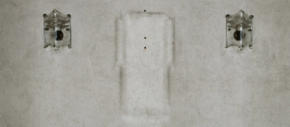 An einer Wand ist eine weiße Stelle, wo vorher ein Kreuz hing