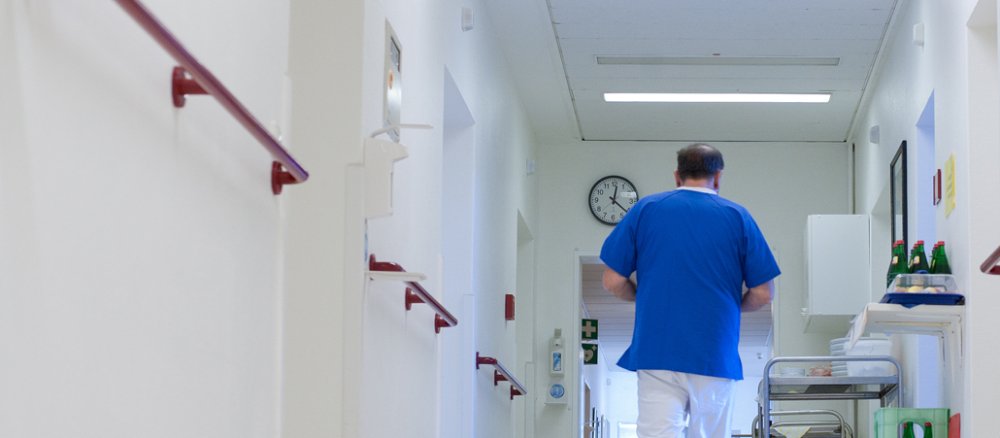 Ein Krankenpfleger läuft über den Flur eines Krankenhauses (Symbolbild).