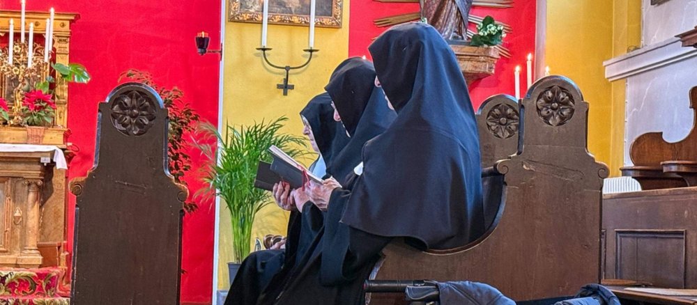 Die Ordensschwestern Rita, Bernadette und Regina im Chorgestühl des Klosters Goldenstein.