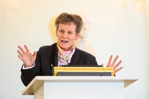 Theologin Klara-Antonia Csiszar spricht bei einem Vortrag