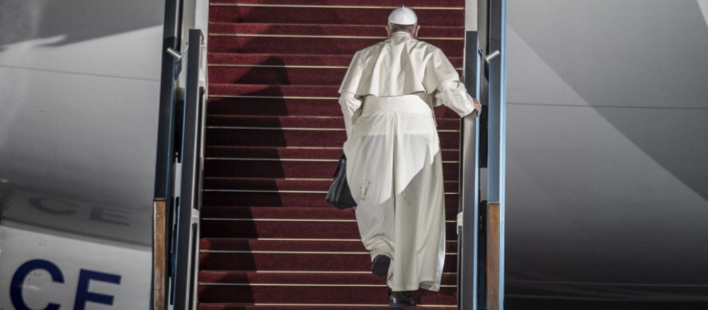 Papst Franziskus besteigt ein Flugzeug zum Beginn einer Reise.