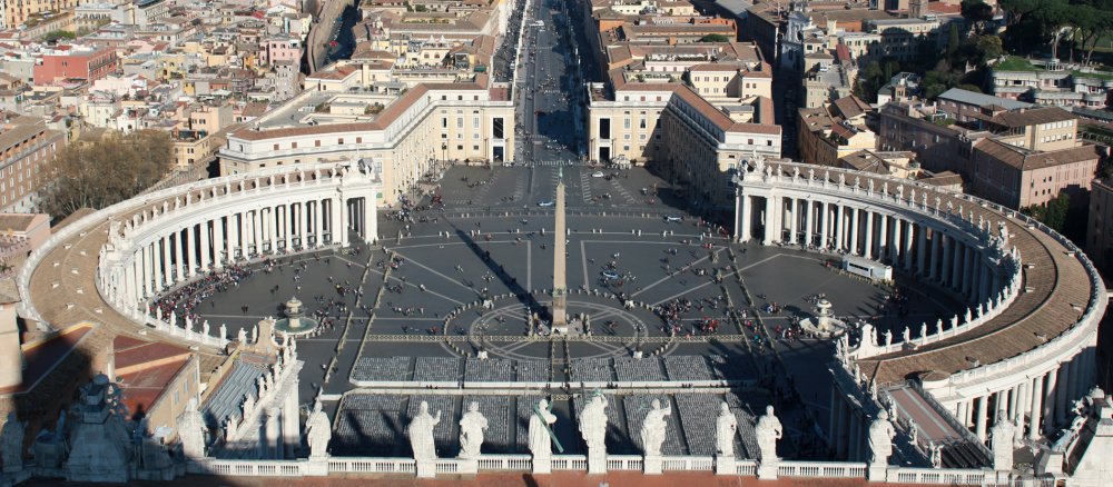 Ausblick auf den Petersplatz von der Kuppel des Petersdomes.