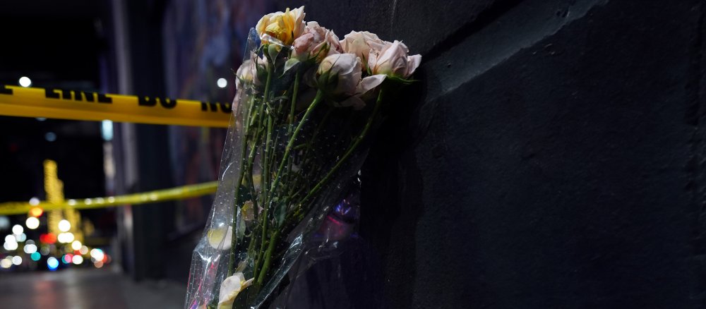 Blumen an einer Polizeiabsperrung nahe des Tatorts des Anschlags von New Orleans.