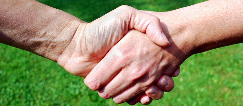 Zwei Männer halten sich an der Hand.