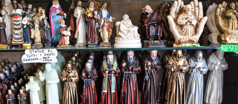 Heiligenstatuen in einem Geschäft