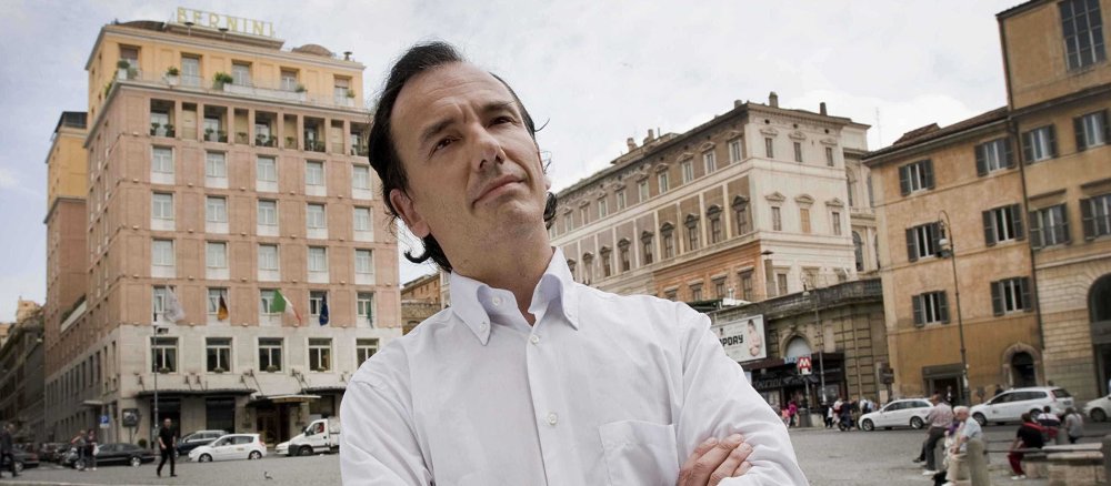 Tommasso Debenedetti steht in Rom vor dem Hotel Sina Bernini