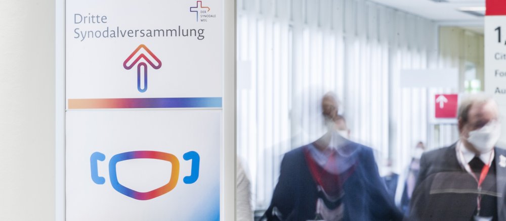 Hinweisschild auf die dritte Synodalversammlung in Frankfurt am Main