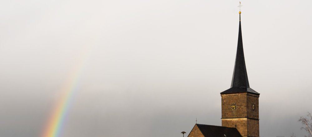 Eine Kirche mit Regenbogen