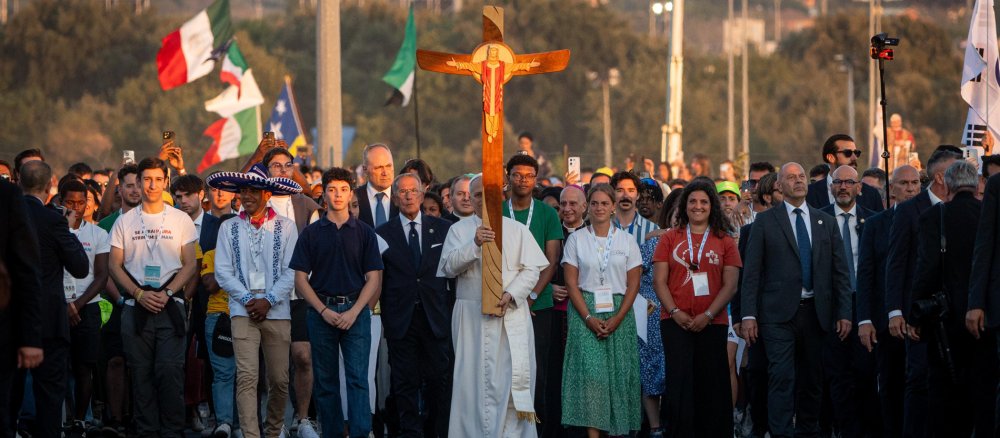 Papst Leo XIV. betet mit Jugendlichen