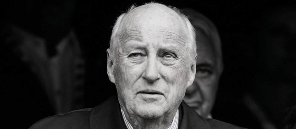 Ein schwarz-weiß Foto des kürzlich verstorbenen norwegischen Königs Harald V.