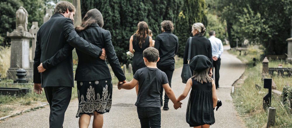 Trauergesellschaft auf dem Friedhof