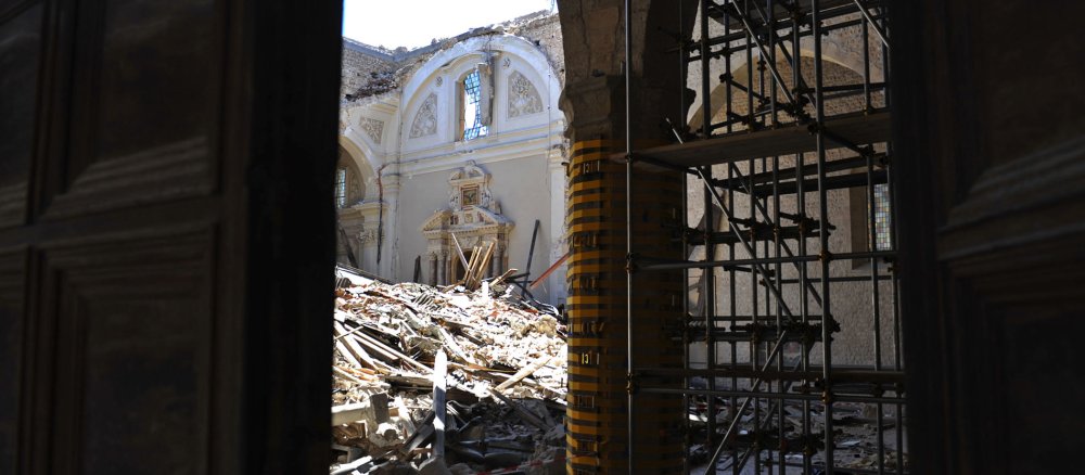 Blick in eine zerstörte Kirche