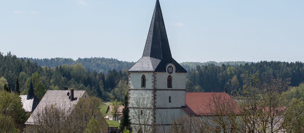 Kirche mit Bäumen
