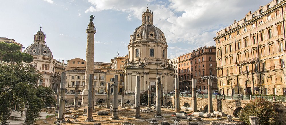 Blick über das Trajansforum mit Trajanssäule (l.) auf die Kirche Santissimo Nome di Maria al Foro Traiano in Rom.