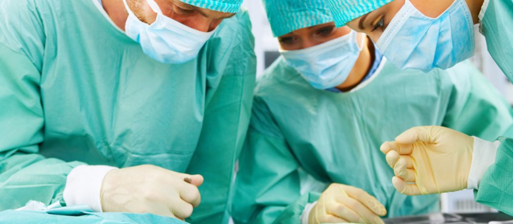 Drei OP-Ärzte während einer Operation im Bauchbereich