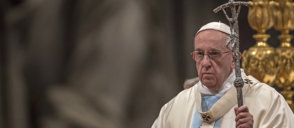 Papst  Franziskus schaut ernst bei einem Gottesdienst zum neuen Jahr.