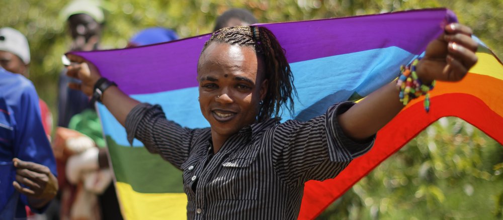 Ein Afrikaner mit der Regenbogenflagge