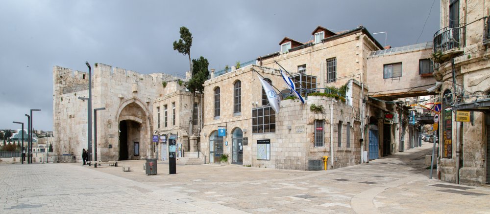 Menschenleerer Platz am Jaffator in der Altstadt von Jerusalem