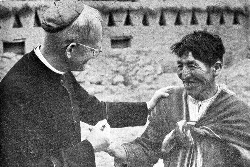 Bischof Friedrich Kaiser mit einem Andenbewohner