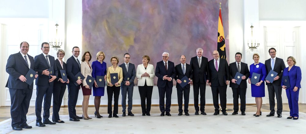 Die Bundesminister bei der Ernennung des neuen Bundeskabinetts Merkel IV durch Bundespräsident Frank-Walter Steinmeier im Schloss Bellevue.
