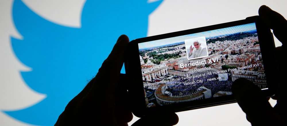 Der Twitter-Account des Papstes zu Zeit von Benedikt XVI., gesehen von einem Smartphone.