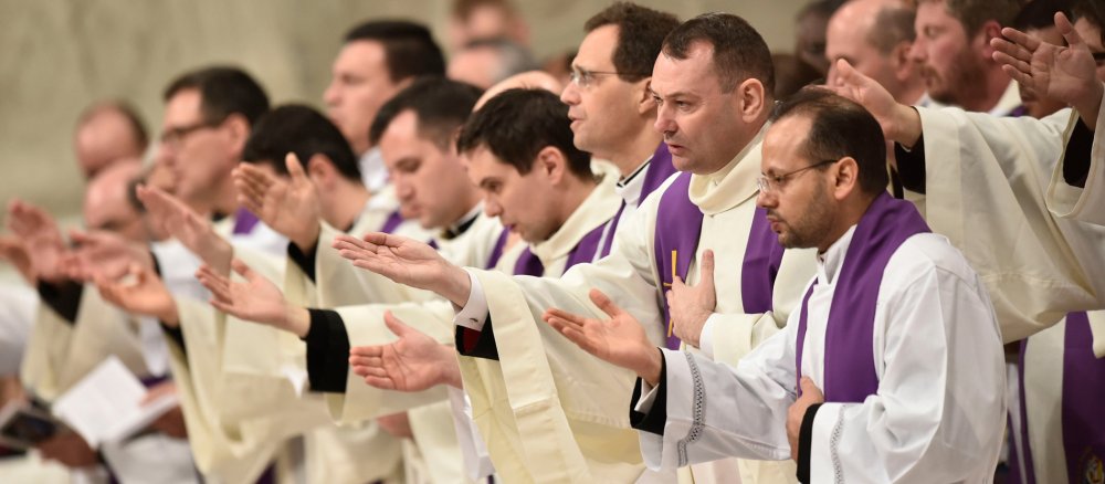 Zum Ende der Aschermittwochsmesse entsendet Papst Franziskus mehr als 1.000 ausgewählte Priester aus aller Welt als sogenannte "Missionare der Barmherzigkeit", darunter auch 19 Deutsche.