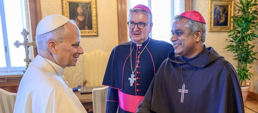 Weihbischof Joshy Pottackal und Bischof Peter Kohlgraf sprechen mit Papst Leo XIV.