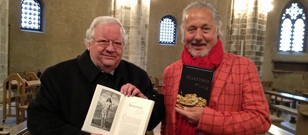 Manfred Becker-Huberti und Konrad Beikircher stehen in der Kirche St. Gereon.