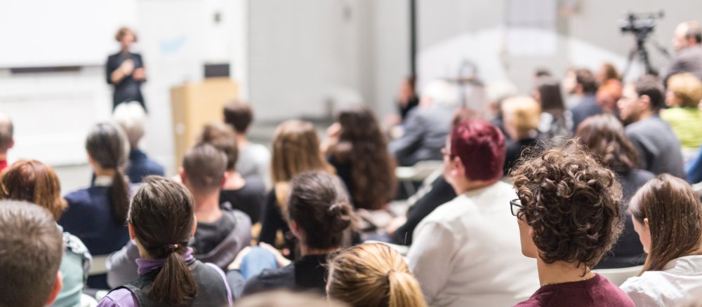 Studierende verfolgen den Vortrag einer Dozentin
