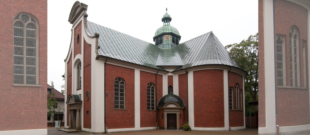 Die rote Klinkerfassade der neobarocken Wallfahrtskirche von Bethen.