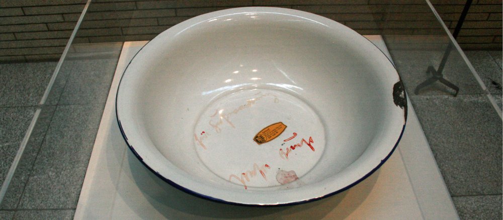 Eine Emailschüssel mit der Aufschrift "für Fußwaschung" von Joseph Beuys.