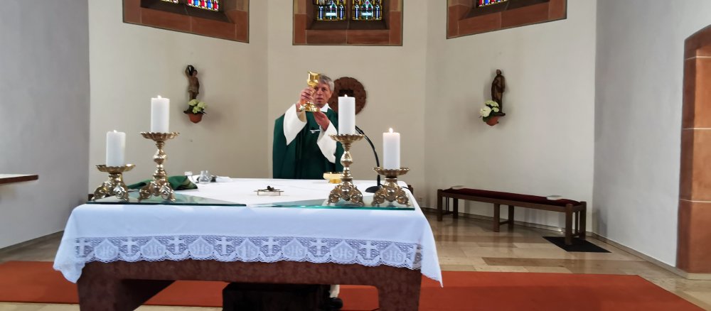 Priester Stefan Müller bei der Wandlung
