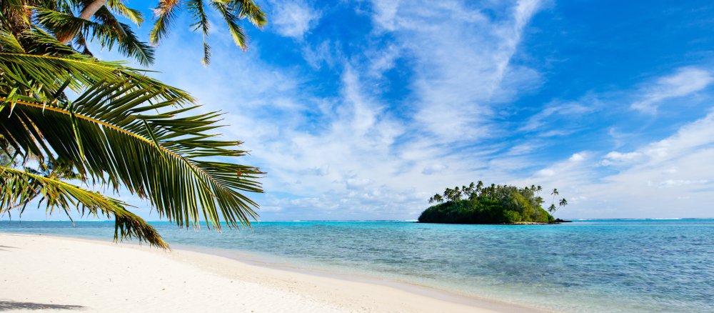 Ein tropischer Sandstrand auf einer Insel im Südpazifik.
