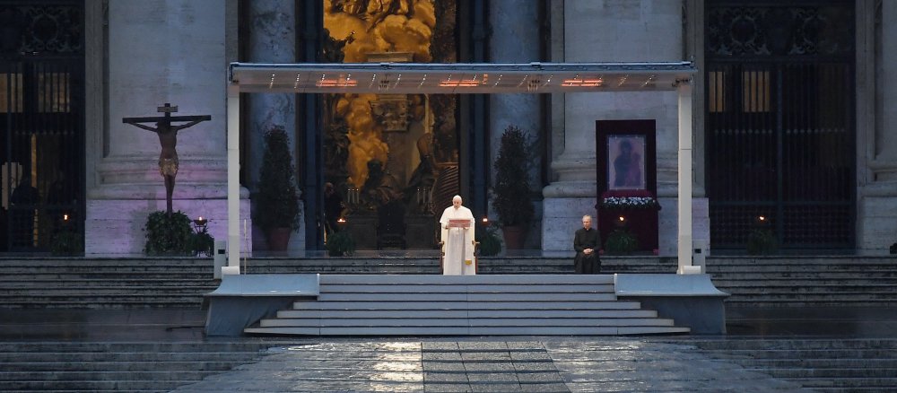 Papst Franziskus spendet auf einem menschenleeren Petersplatz den Segen Urbi et Orbi.