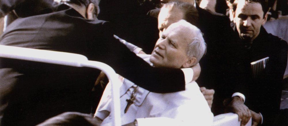 Attentat auf Papst Johannes Paul II. am 13. Mai 1981 durch den türkischen Terroristen Mehmet Ali Agca. Der Papst sinkt nach den Schüssen im Papamobil zusammen.