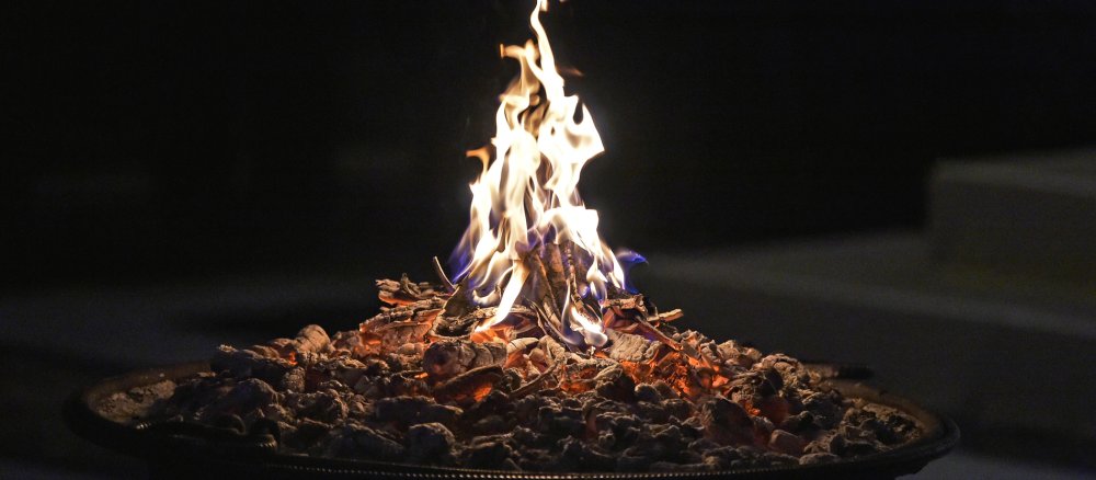 Ein Feuer brennt in der Nacht