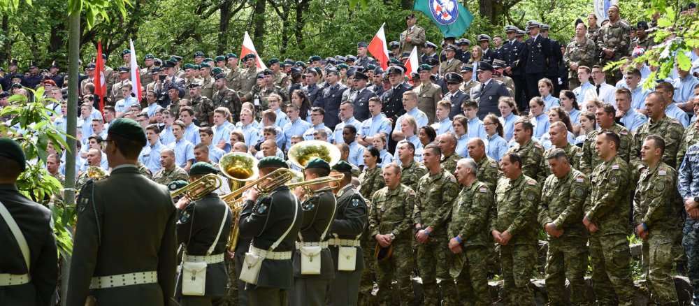 Soldaten aus verschiedenen Nationen singen mit gefalteten Händen ein Lied