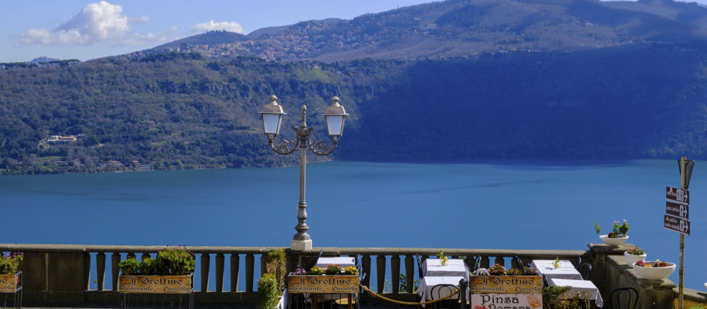 Ein Blick auf den italienischen Lago Albano