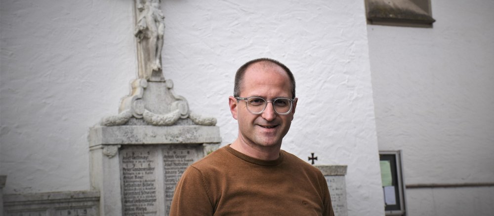 Pfarrer Ivan Kuterovac vor der katholischen Kirche in Bissingen