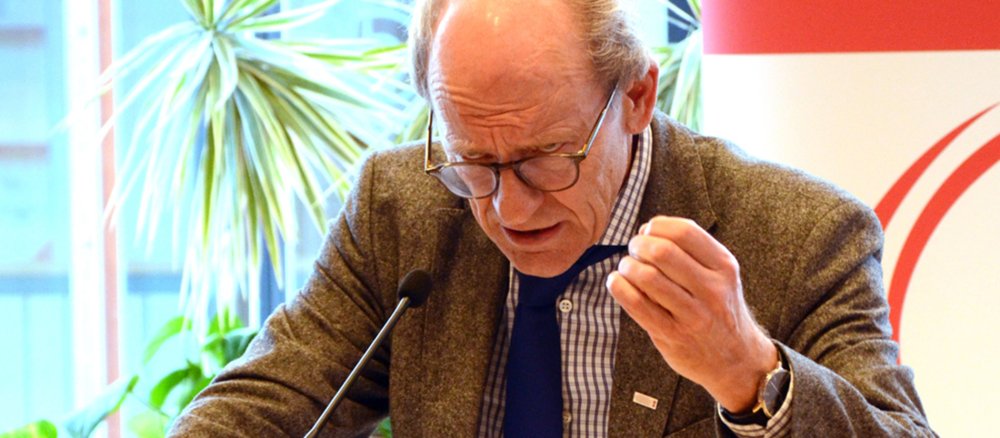 Professor Hermann Reichold bei bei einem Vortrag am Redepult