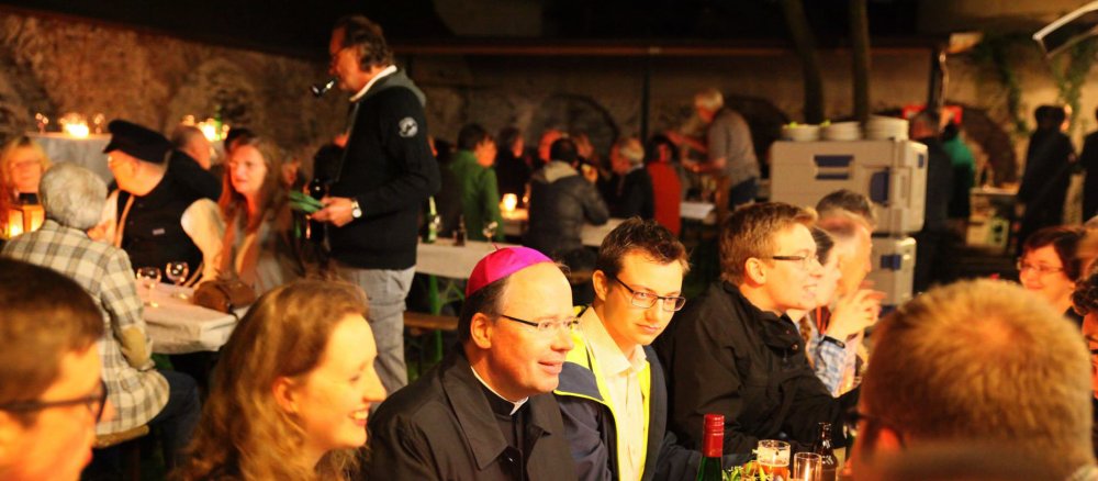 Synode in Trier; Menschen und Bischof bei gemütlichem Beisammensein