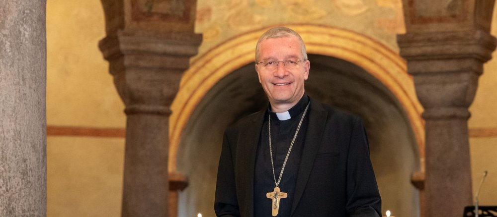 Bischof Michael Gerber steht in der Fuldaer Michaelskirche