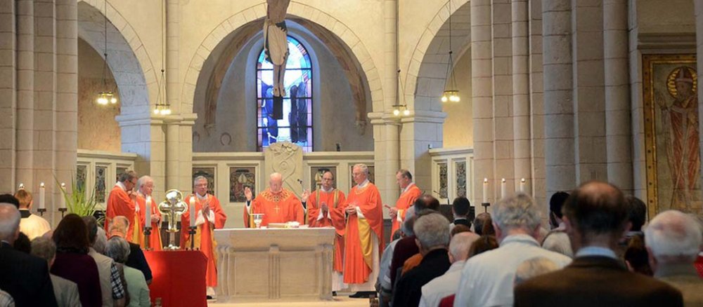 Ein Gottesdienst am Altar.