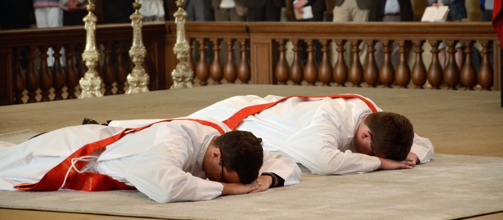 Zum Zeichen der Hingabe an Gott legten sich die beiden Weihekandidaten flach auf den Boden des Domes.